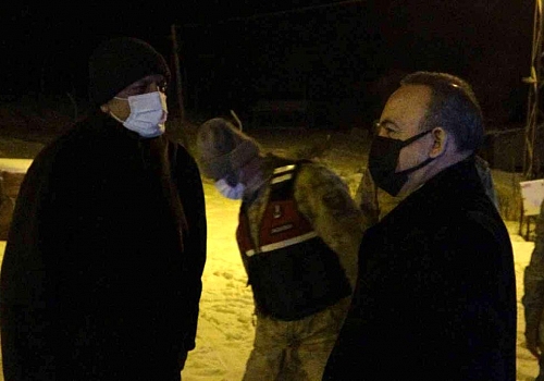 Ardahan Valisi Hüseyin Öner uygulama noktalarında görev yapan polis ve jandarma ekiplerini ziyaret etti.