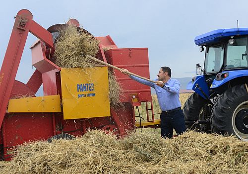 Ardahan Valisi Masatlı Çiftçilerle Patos Dövdü Bol Kazanç Diledi 