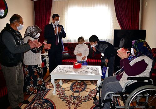 Ardahan Valisi Mustafa Masatlı, çocukların bayramını evlerinde kutladı