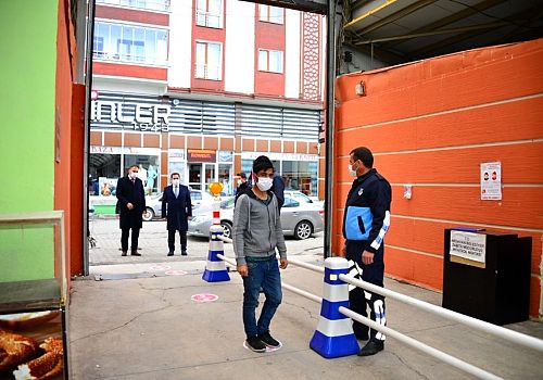 Ardahan Valisi Mustafa Masatlı, Korona virüs tedbirleri kapsamında kapalı halk pazarını denetledi