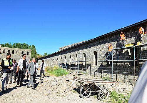 Ardahan Valisi Öner Millet bahçesi sahasındaki tarihi tescilli binaların restorasyon çalışmalarını denetledi