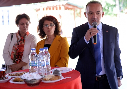 Ardahan Valisi Öner, vatandaşlar ve nöbetçi kamu çalışanlarıyla bayramlaştı