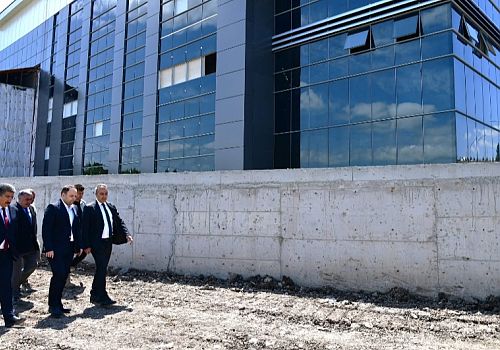 Ardahan Valisi ve Milletvekili yapımı devam eden Kültür Merkezi binasında incelemelerde bulundu.