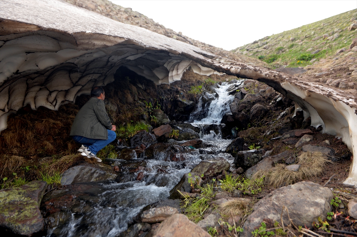 Ardahan ve Artvin'nde yükseklerdeki karın erimesi görsel şölene dönüşüyor