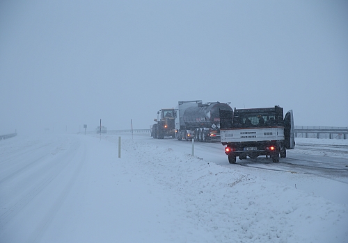 Ardahan ve Kars'ta kar ve tipi nedeniyle mahsur kalan araçlar kurtarıldı