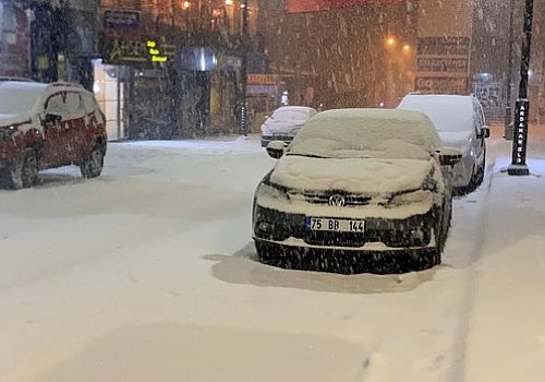 Ardahan ve Kars'ta, soğuk hava yerini kar yağışına bıraktı.