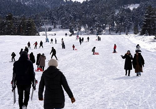Ardahan Yalnızçam Kayak Merkezi'nde kar yeterli seviyeye ulaşmasıyla sezon açıldı.