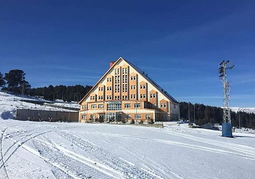 Ardahan Yalnızçam Kayak Tesisleri'nde pistlerin kayak yapılmasına uygun kar seviyesinin olmadığı açıklandı.