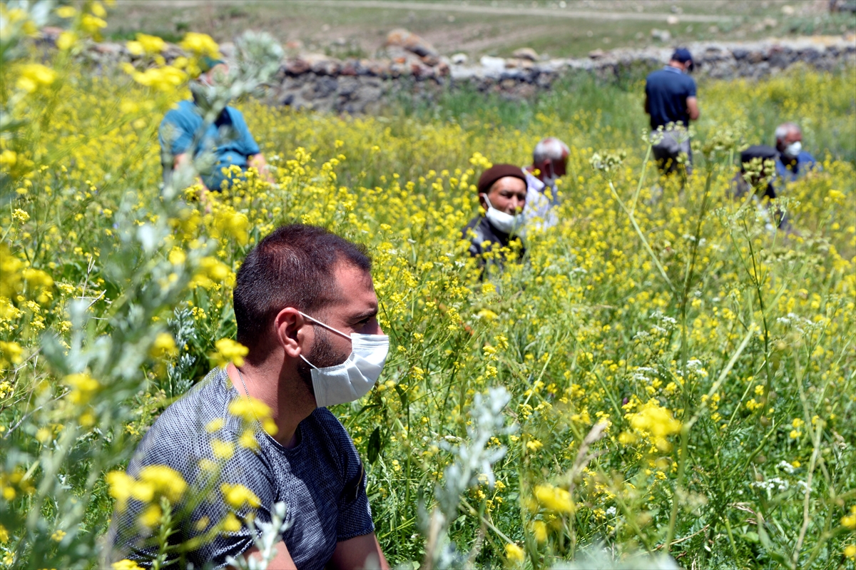 Ardahan'da cuma namazı çiçeklerle kaplı okul bahçesinde kılındı