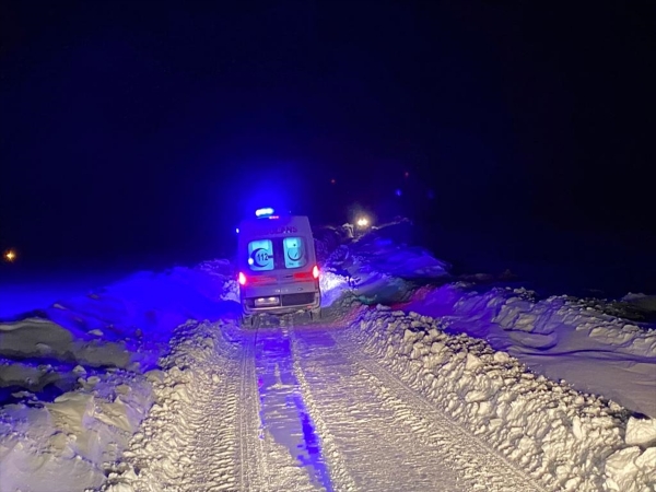 Hanak’ta kar nedeniyle yolu kapanan köylerdeki 3 hastayı ekipler hastaneye ulaştırdı