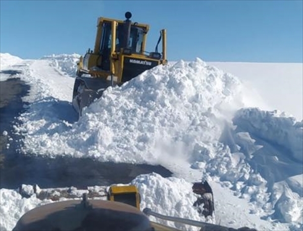 Ardahan'da kar ve tipi nedeniyle kapanan 10 köy yolu açıldı