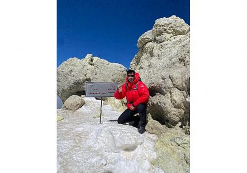 Ardahanlı dağcı İran'da volkanik Demavend Dağı’na çıktı.