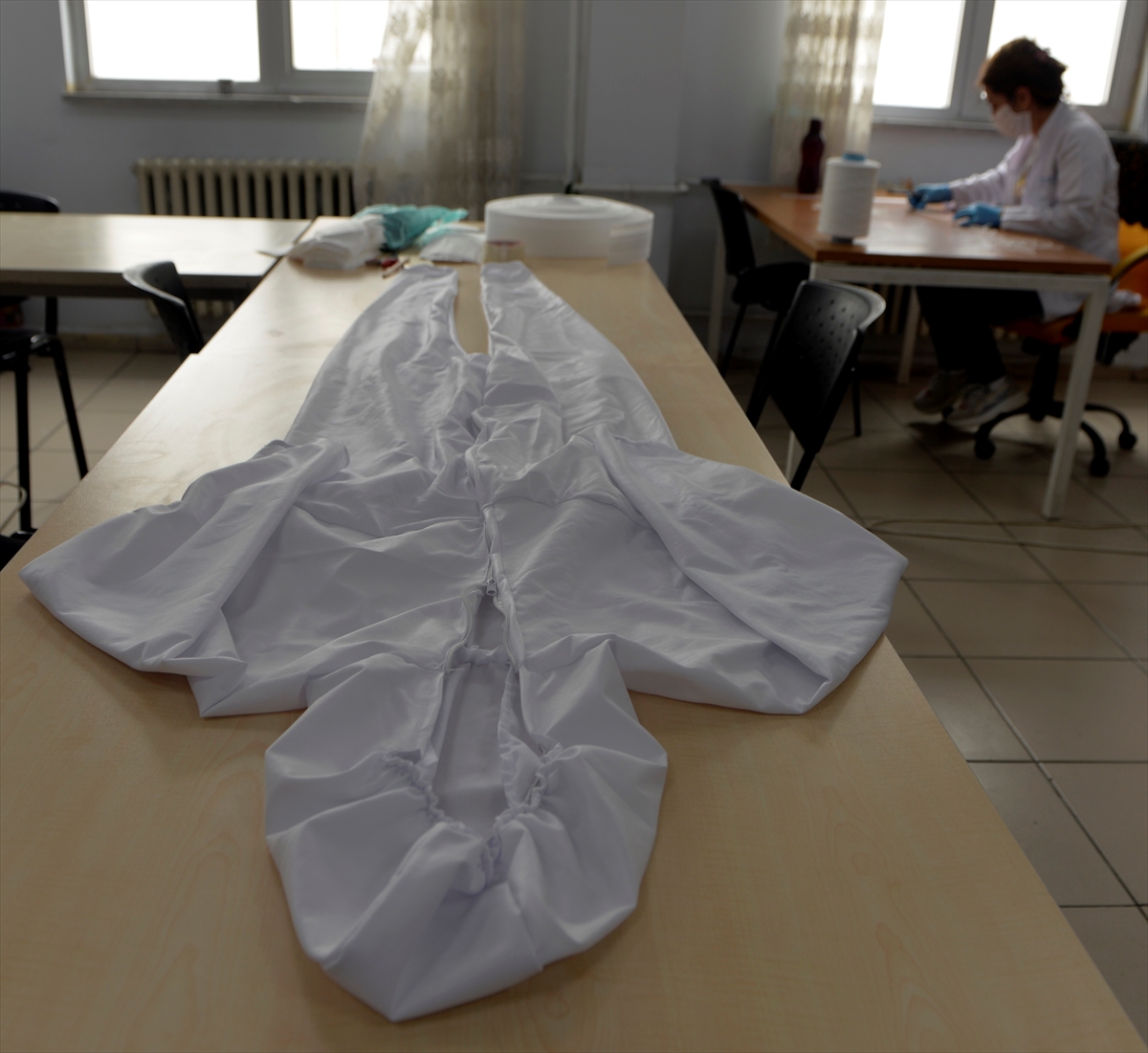 Ardahanlı gönüllü usta öğreticilerden fedakar sağlıkçılara maske ve tulum