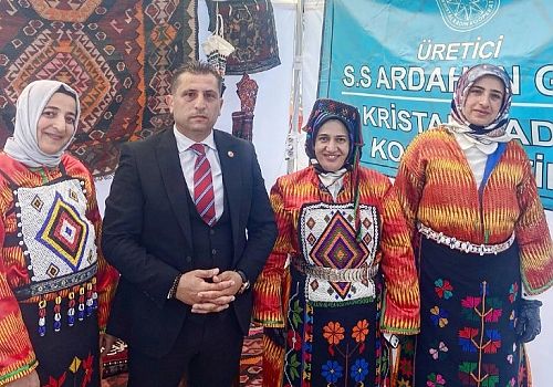 Ardahanlı Kadın Kooperatifi Afyondaki aile fotoğrafında yer alarak dikkat çekti