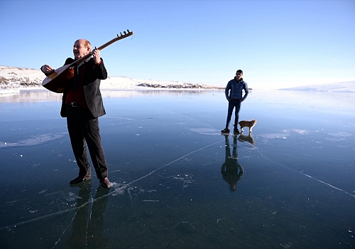 Ardahanlı ozan buzla kaplı Çıldır Gölü üzerinde mini konser verdi