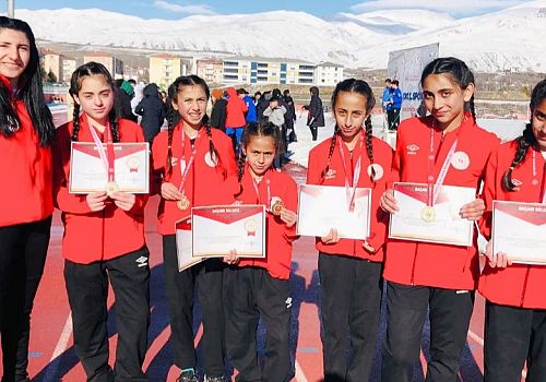 Ardahanlı Yıldız Kızlar Kros Takımı Erzincan’da Şampiyon Oldu, Türkiye Finallerine Gidiyor