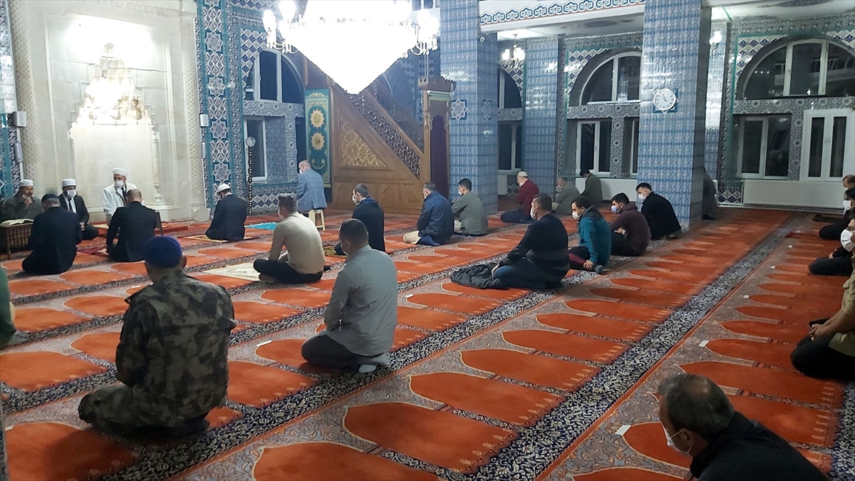 Ardahanlılar 15 Temmuz şehitlerini sabah namazında dualarla andı