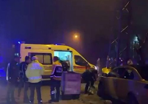 Arnavutköy’de Otomobil Elektrik Direğine Çarptı: 5 Yaralı