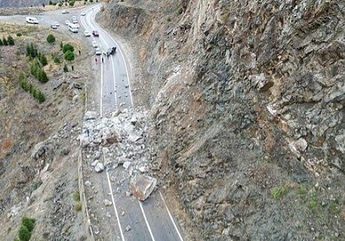 Artvin-Ardahan karayolunun 19. kilometresinde heyelan meydana geldi