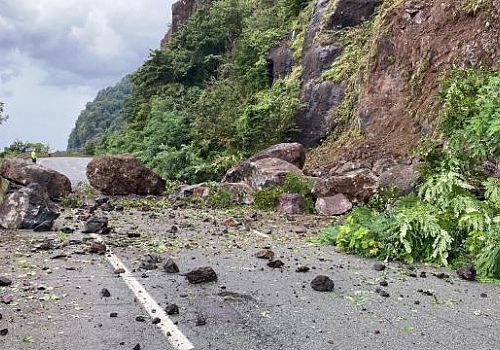 Artvin’de Heyelan: Hopa-Kemalpaşa Yolu Ulaşıma Kapandı