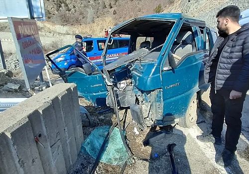 Artvin'de kamyonetin bariyere çarpması sonucu yaralanan 2 kişi tedavi altına alındı