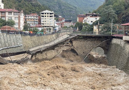 Artvin’in Borçka İlçesinde Tarihi Köprü Sel Sularına Dayanamadı