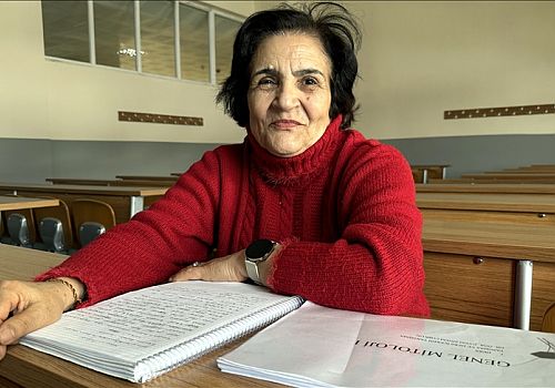 Artvinli 70 yaşındaki Menşure Sönmez Ardahan Üniversitesi Arkeoloji Bölümünü kazanarak amacına ulaştı.
