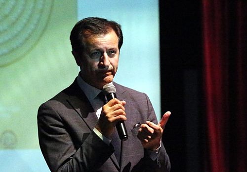 ARÜ Rektörü Prof. Dr. Öztürk Emiroğlu, üniversitenin kariyer günlerinde gençlere kariyer tavsiyesinde bulundu.