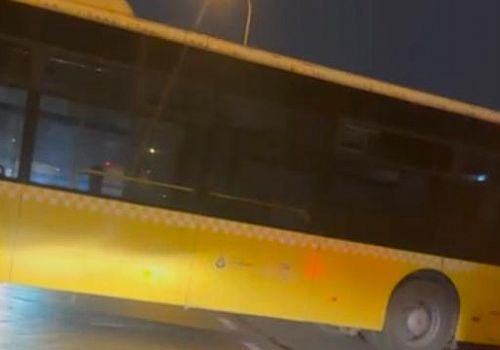 Ataşehir’de dönüş yapamayan İETT otobüsü yolda kaldı