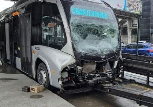 Avcılar'da, durakta bekleyen bir metrobüse arkadan gelen başka bir metrobüs çarptı 