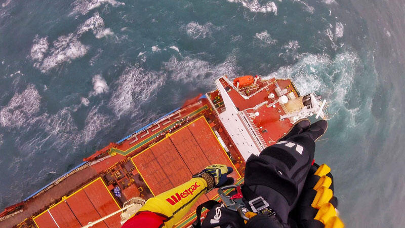 Avustralya açıklarında sürüklenen gemide kurtarma çalışmaları