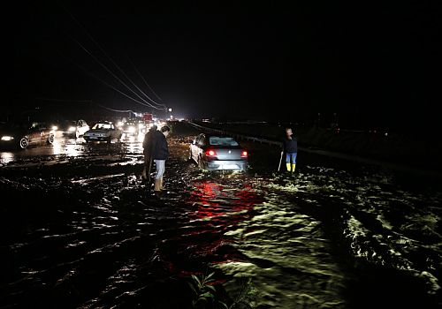 Aydın’da sağanak felaketi: Minibüste mahsur kalan 20 kişi kurtarıldı