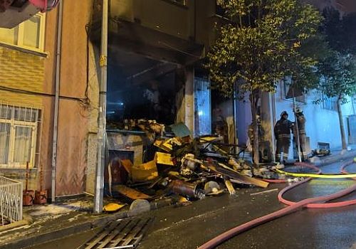 Bağcılar Yıldıztepe Mahallesi’nde iş yerinde çıkan yangın paniğe neden oldu
