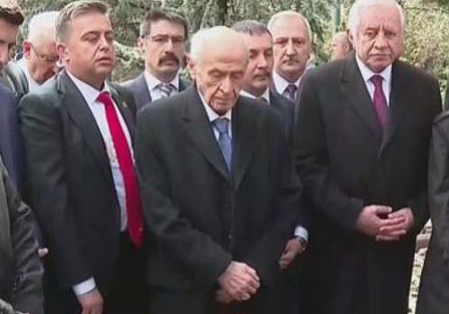 Bahçeli Türkeş'in 28. ölüm yıl dönümünde Ankara'daki mezarını ziyaret etti.