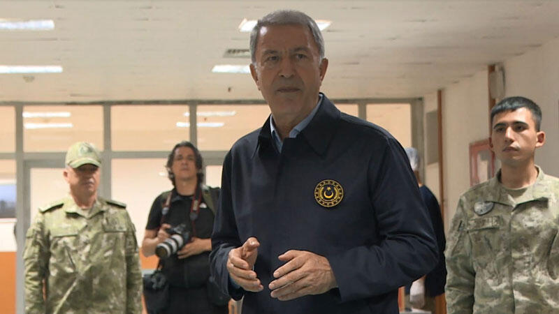 Bakan Akar, Dağlıca'da Mehmetçik ile bayramlaştı