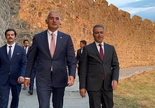 Bakan Ersoy Ardahan’daki kültür ve turizm yatırım ve projelerinin değerlendirildiği toplantıya katıldı.