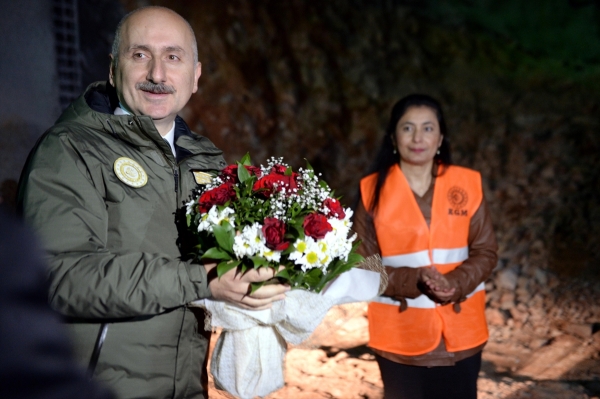 Bakan Karaismailoğlu, Çıldır Aşık Şenlik Tüneli Işık Görme Töreni'nde konuştu: