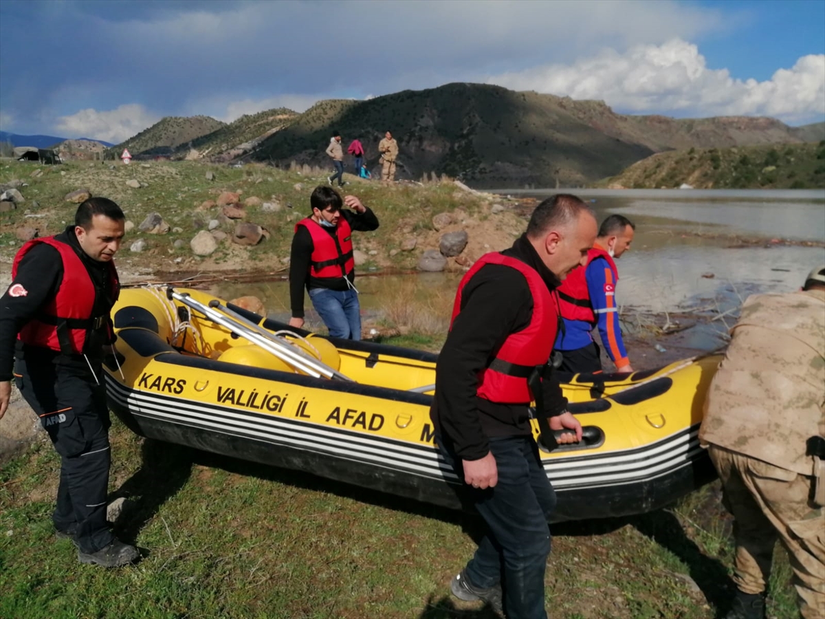Barajla su altında kalan köyde bir evin çatısında mahsur kalan kedi kurtarıldı
