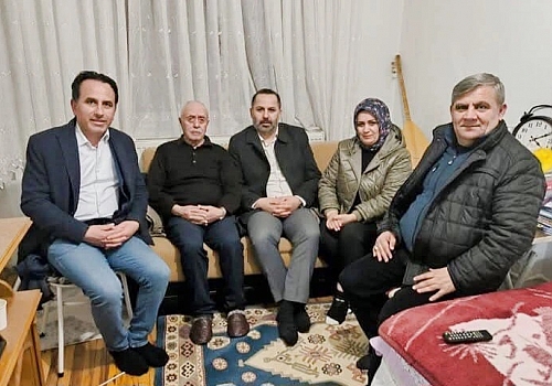 Başkan Aydın, yönetim kurulu üyeleri ile birlikte şehit İbrahim Küçük’ün babasını evinde ziyaret etti
