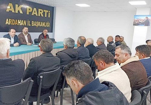 Başkan Hakan Aydın, köy muhtarlarıyla parti binasında düzenlenen toplantıda bir araya geldi 