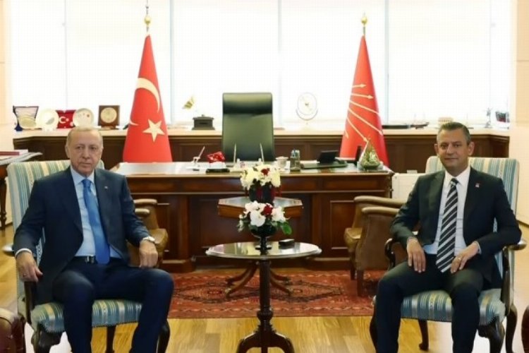 Cumhurbaşkanı Erdoğan'ı CHP Genel Merkezi önünde Özgür Özel karşıladı.