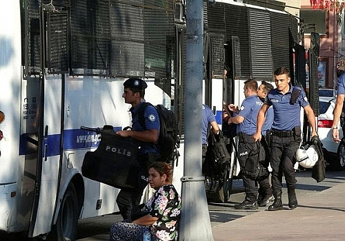 Beyoğlu'nda çevik kuvvet otobüsü kaza yaptı: 2 polis yaralı