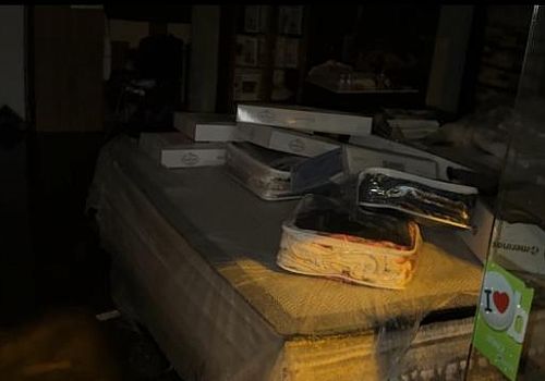 Beyoğlu'nda sağanak yağış hayatı olumsuz etkiledi: Rögar taştı, iş yerini su bastı