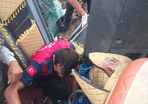 Bingöl'de devrilen kamyonda sıkışan sürücü kurtarıldı