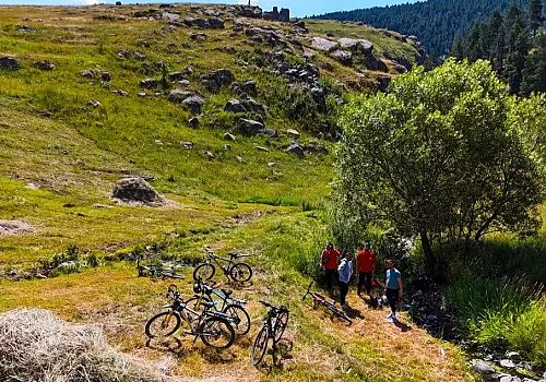 Bisikletçiler 30 Ağustos Zafer Bayramı'nda Göle Kalecik Kalesi'ne Pedal Çevirdi