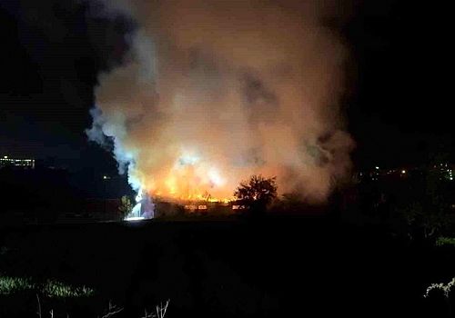 Bolu’da Depo Yangını: İnşaat Malzemeleri Kül Oldu, Çatı Çöktü