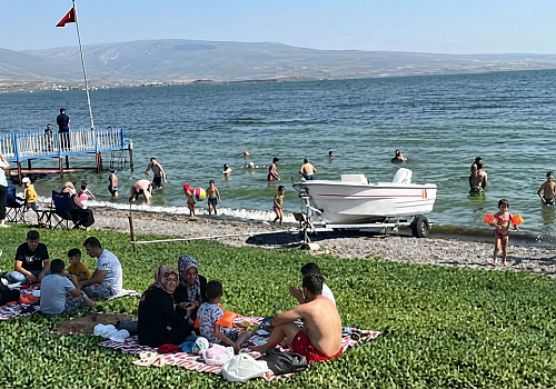 Burası Antalya Değil Çıldır Gölü Sahili: Ardahan’da Sıcak Hava Dalgası Vatandaşları Göle Yönlendirdi