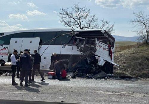 Bursa Ardahan seferini yapan otobüse Eskişehir yolunda Tır arkadan çarptı: 11 yaralı