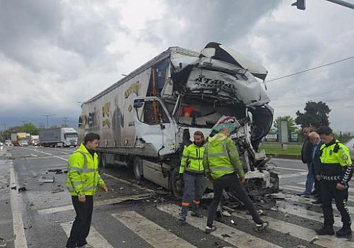 Bursa'da Feci Kaza: Akaryakıt Tankerine Çarpan Tır Sürücüsü Hayatını Kaybetti