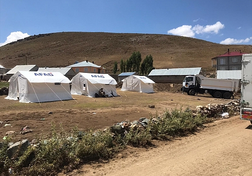 Çaldıran'da selzedelere gıda ve yemek yardımı